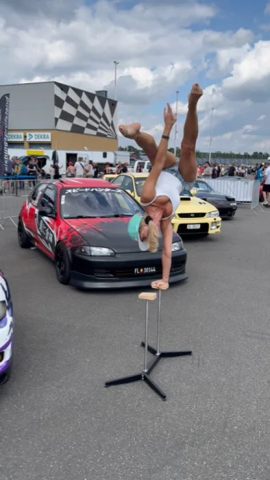 Marina Skulditskaya bei ihrem Handstand-Showact beim Reisbrennen am DEKRA Lausitzring