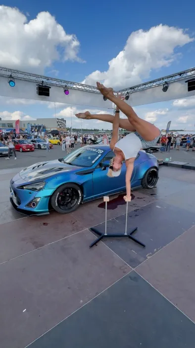 Marina Skulditskaya bei ihrem Handstand-Showact beim Reisbrennen am DEKRA Lausitzring