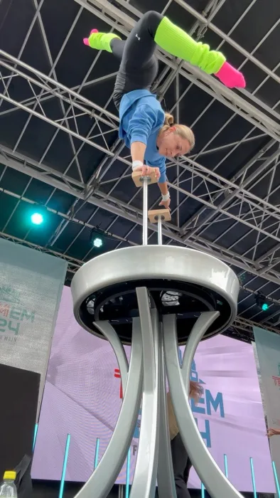 Marina Skulditskaya bei ihrem Handstand-Showact zur Tram-EM 2024 in Frankfurt am Main