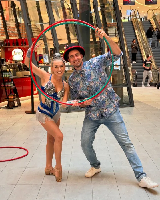 Marina Skulditskaya bei ihrem Handstand- und Hula-Hoop-Showact zum 10-jährigen Jubiläum des MILANEO in Stuttgart