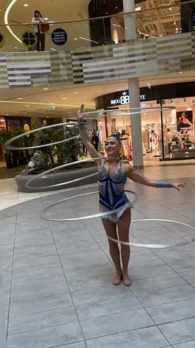 Marina Skulditskaya bei ihrem Handstand- und Hula-Hoop-Showact zum 10-jährigen Jubiläum des MILANEO in Stuttgart