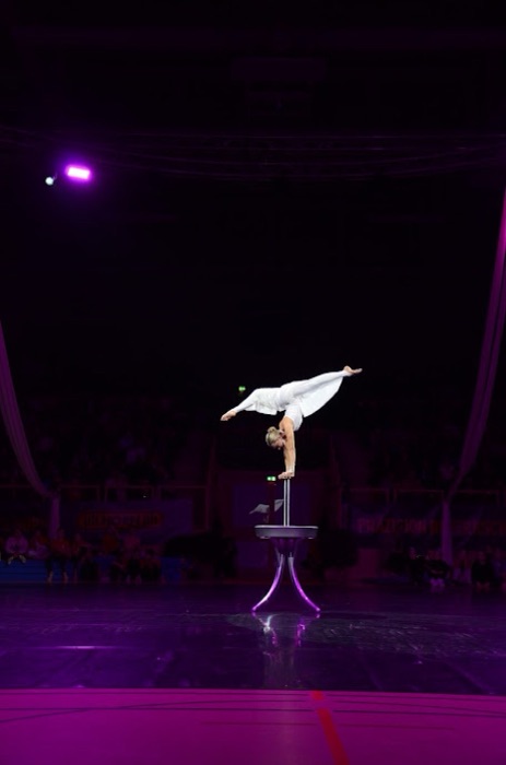 Marina Skulditskaya bei ihrem Showact auf der TSG Tübingen Sport Gala 2024 in der Paul Horn-Arena