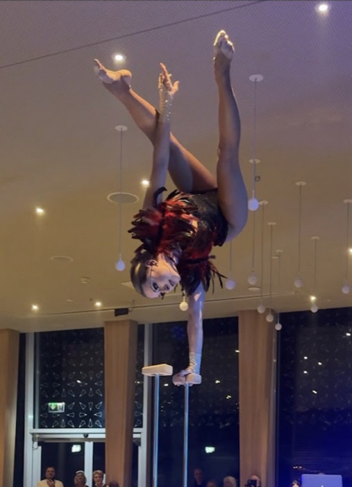 Marina Skulditskaya im Great-Gatsby-Kostüm bei der Silvestergala im Hotel Weissenstein in der Schweiz