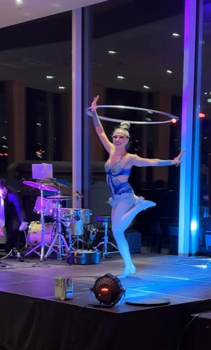 Marina Skulditskaya im Great-Gatsby-Kostüm bei der Silvestergala im Hotel Weissenstein in der Schweiz