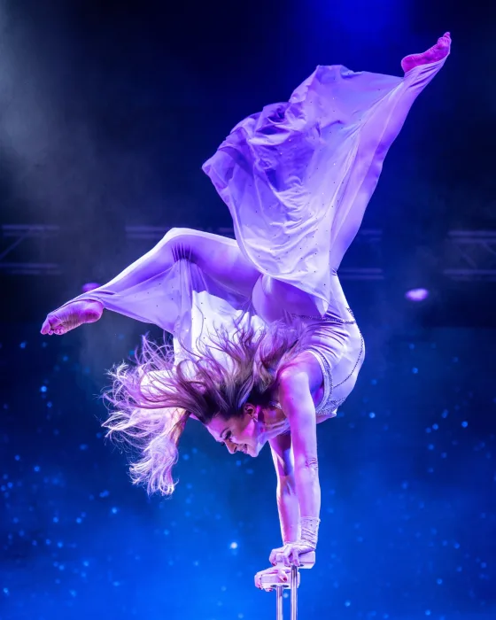 Marina Skulditskaya performing her handstand show act at BEST OF VARIETÉ during the Kultoursommer Hanau