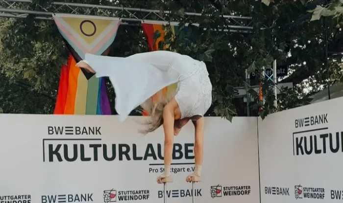 Marina Skulditskaya bei ihrem Handstand- und Hula-Hoop-Showact beim Stuttgarter Weindorf 2025
