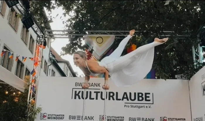 Marina Skulditskaya bei ihrem Handstand- und Hula-Hoop-Showact beim Stuttgarter Weindorf 2025