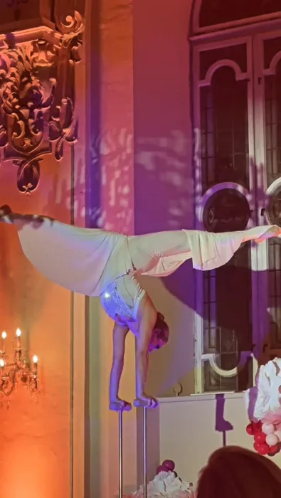 Marina Skulditskaya bei ihrem Showact auf der Spendengala der alpha löwin in Salzburg