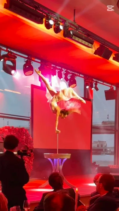Marina Skulditskaya bei ihrem Handstand-Showact zum 200-jährigen Jubiläum der Köln-Düsseldorfer Rheinschifffahrt