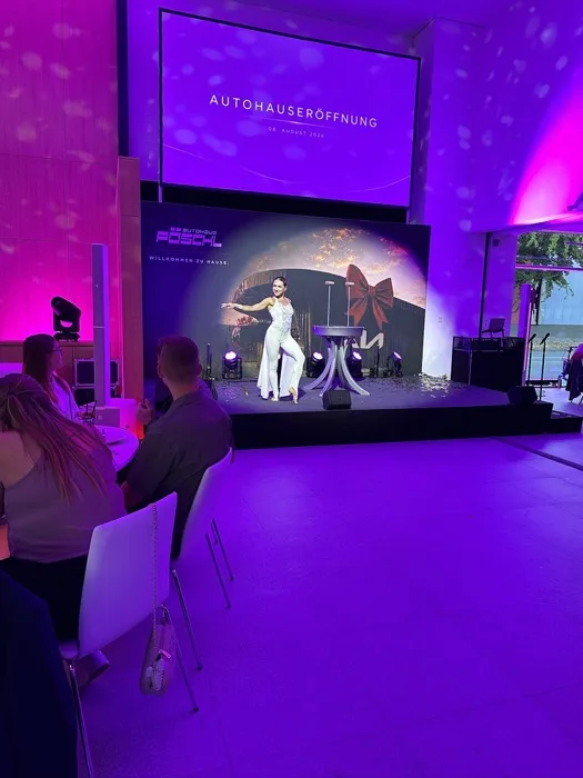 Marina Skulditskaya bei ihrem Handstand-Showact zur Neueröffnung des Autohaus Pöschl in Bensheim