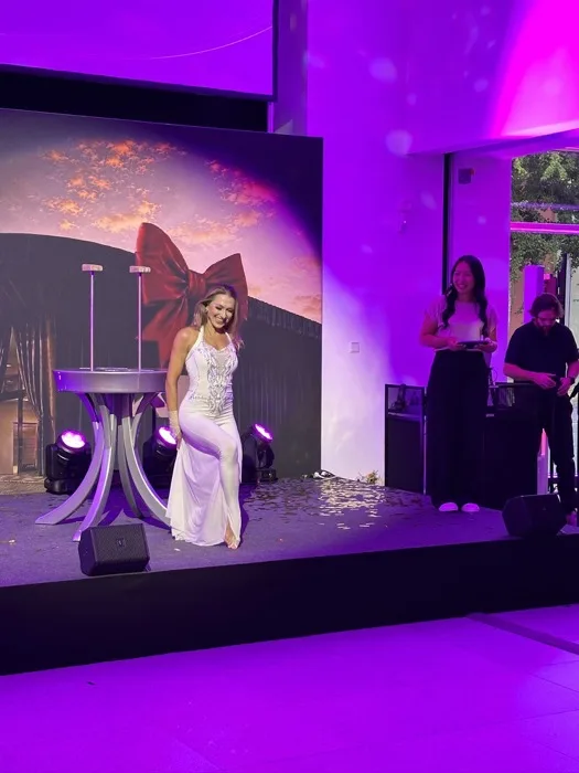 Marina Skulditskaya bei ihrem Handstand-Showact zur Neueröffnung des Autohaus Pöschl in Bensheim