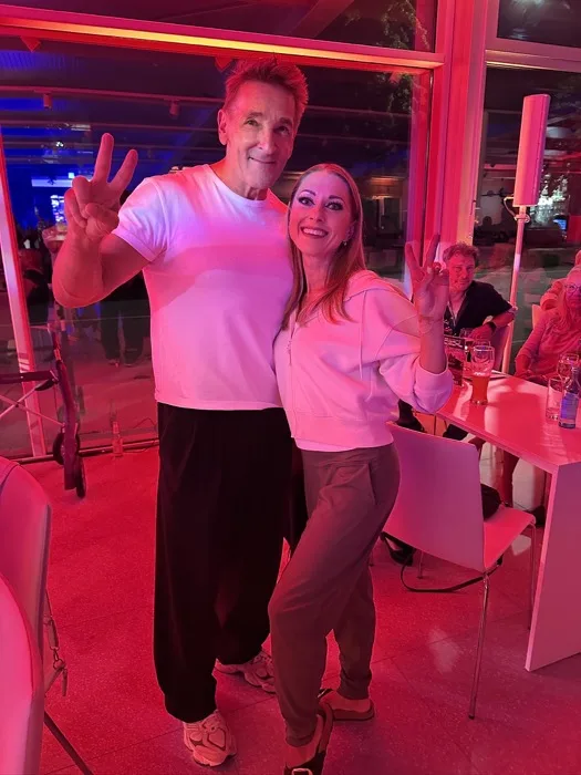 Marina Skulditskaya bei ihrem Handstand-Showact zur Neueröffnung des Autohaus Pöschl in Bensheim