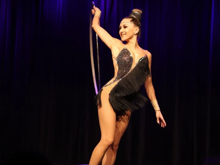 Marina Skulditskaya pendant son show de hula hoop à la journée portes ouvertes du Renitenztheater de Stuttgart