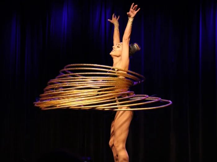 Marina Skulditskaya pendant son show de hula hoop à la journée portes ouvertes du Renitenztheater de Stuttgart