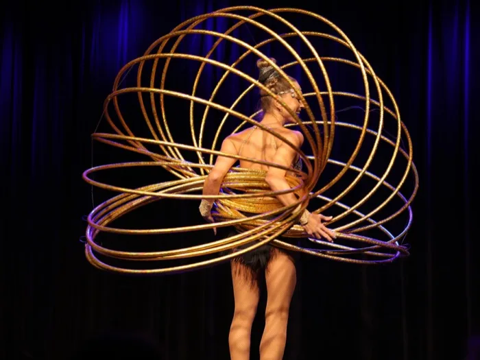 Marina Skulditskaya pendant son show de hula hoop à la journée portes ouvertes du Renitenztheater de Stuttgart