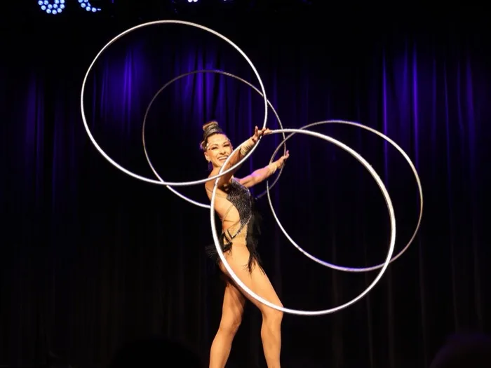 Marina Skulditskaya pendant son show de hula hoop à la journée portes ouvertes du Renitenztheater de Stuttgart