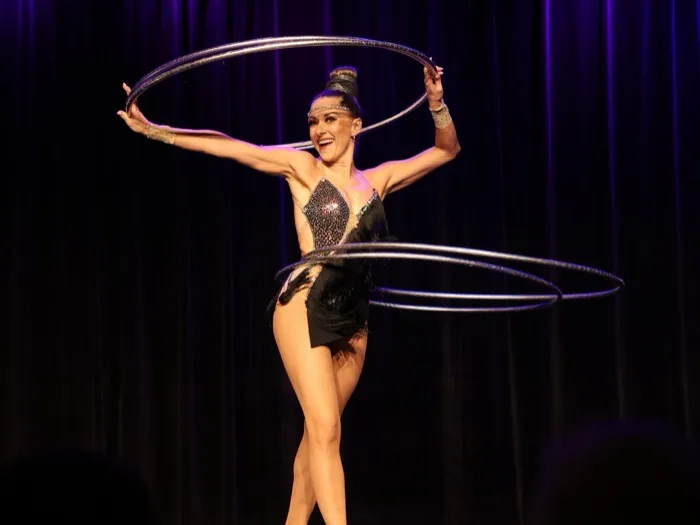Marina Skulditskaya pendant son show de hula hoop à la journée portes ouvertes du Renitenztheater de Stuttgart