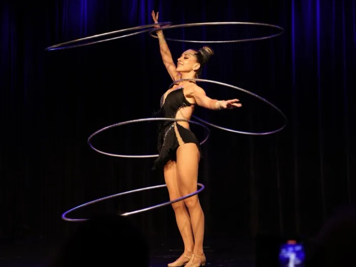 Marina Skulditskaya pendant son show de hula hoop à la journée portes ouvertes du Renitenztheater de Stuttgart