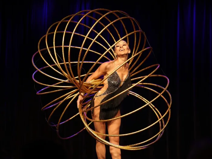 Marina Skulditskaya pendant son show de hula hoop à la journée portes ouvertes du Renitenztheater de Stuttgart