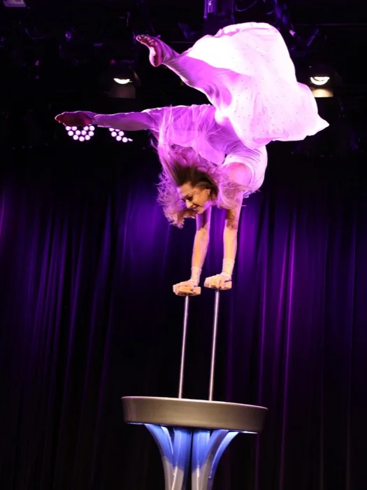 Marina Skulditskaya lors de son numéro d'équilibre et de son show de hula hoop à la journée portes ouvertes du Renitenztheater de Stuttgart