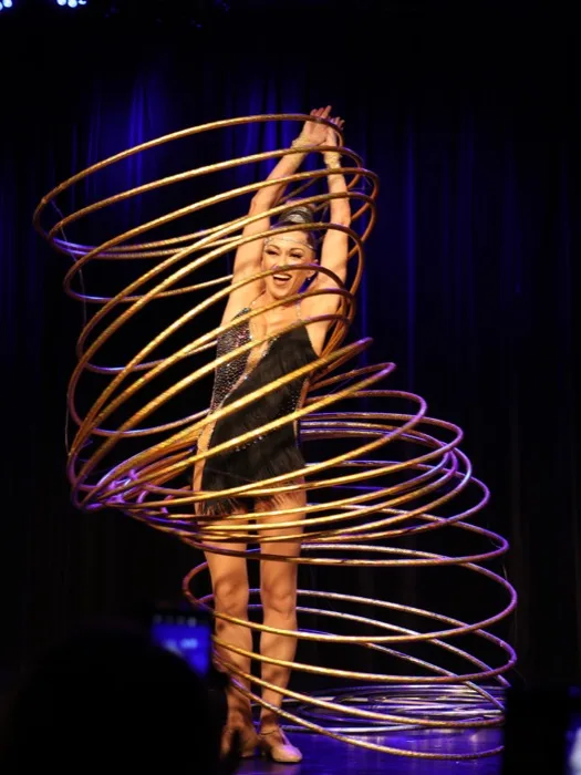 Marina Skulditskaya lors de son numéro d'équilibre et de son show de hula hoop à la journée portes ouvertes du Renitenztheater de Stuttgart