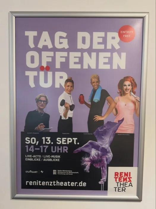 Marina Skulditskaya lors de son numéro d'équilibre et de son show de hula hoop à la journée portes ouvertes du Renitenztheater de Stuttgart