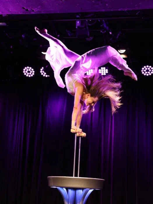 Marina Skulditskaya lors de son numéro d'équilibre et de son show de hula hoop à la journée portes ouvertes du Renitenztheater de Stuttgart