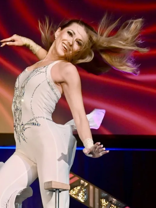 Marina Skulditskaya mit Handstand-Showact und Hula-Hoop-Show bei der Gala zum Großen Preis des Mittelstandes im Maritim Hotel in Würzburg