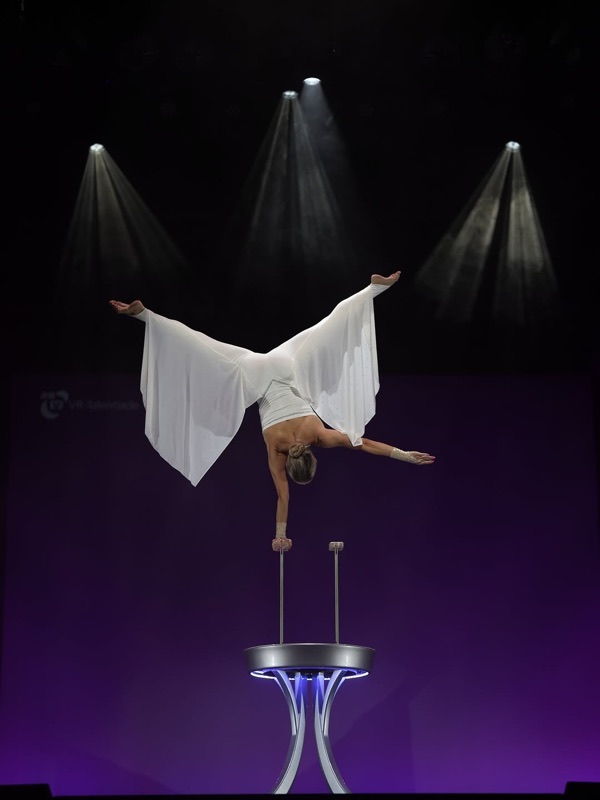 One-arm handstand show act at the VR-Talentiade anniversary gala at the Friedrichsbau Varieté Stuttgart