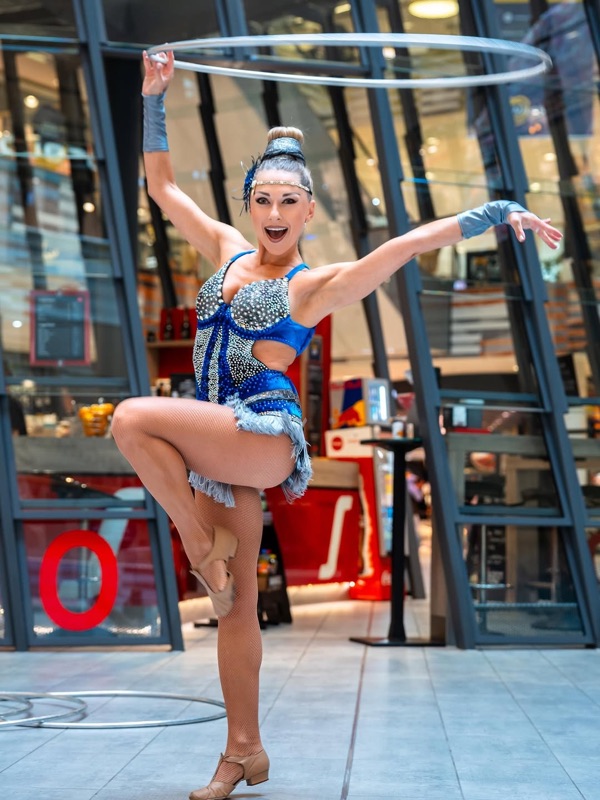 Hula hoop performance in front of an audience at a shopping centre - Marina Skulditskaya