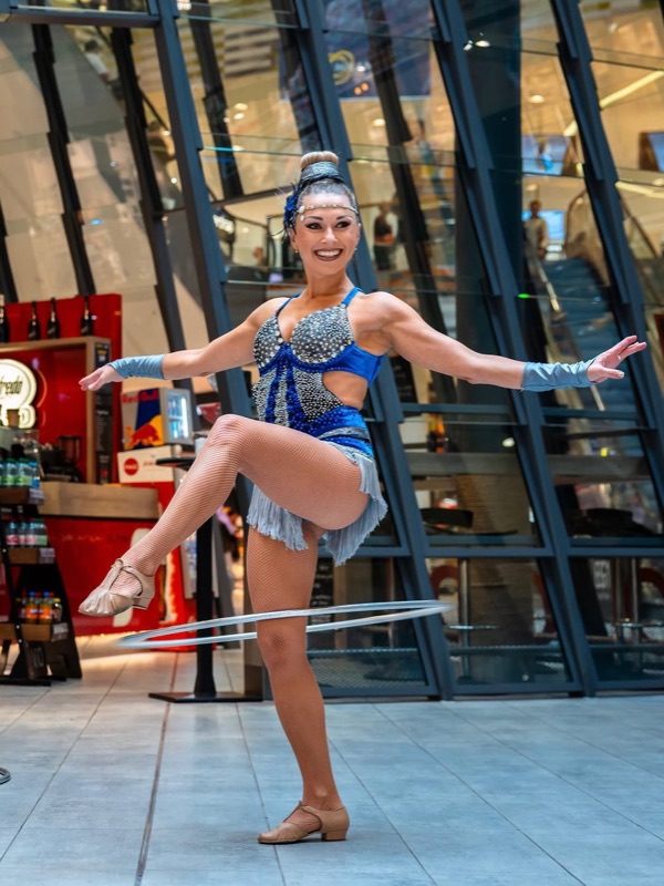Show act with hula hoops at a centre event at Milaneo Stuttgart