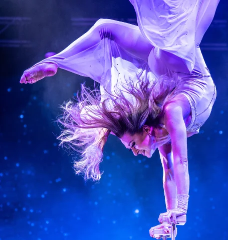 Marina Skulditskaya mit ihrem Handstand-Showact bei der Internationalen OVAG Weihnachts-Revue in Bad Nauheim